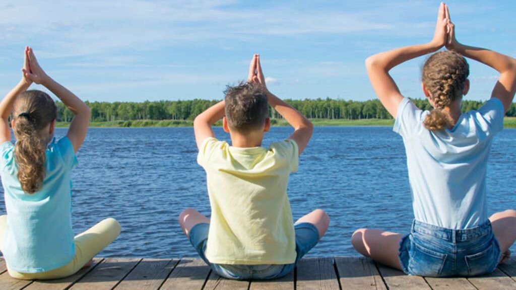 Niños meditando