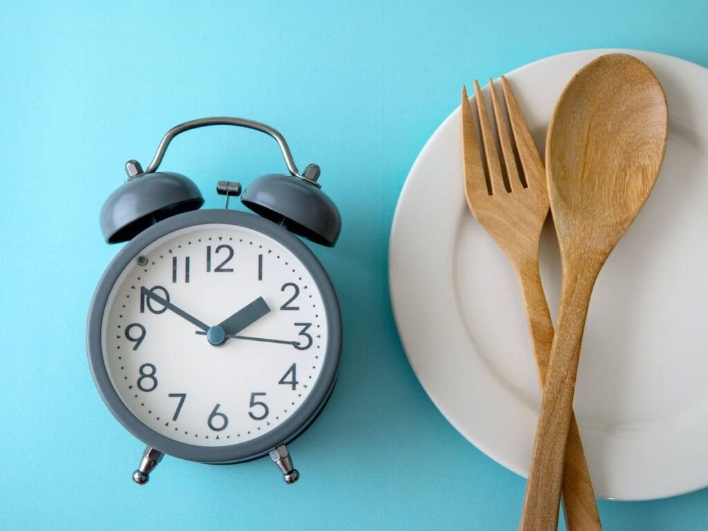 ayuno intermitente reloj y cubiertos